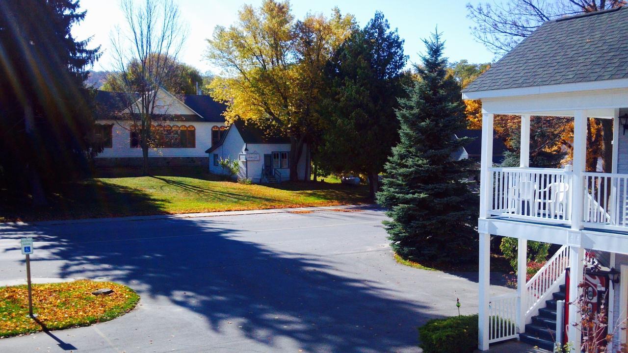 Empire Lakeshore Inn Exterior photo